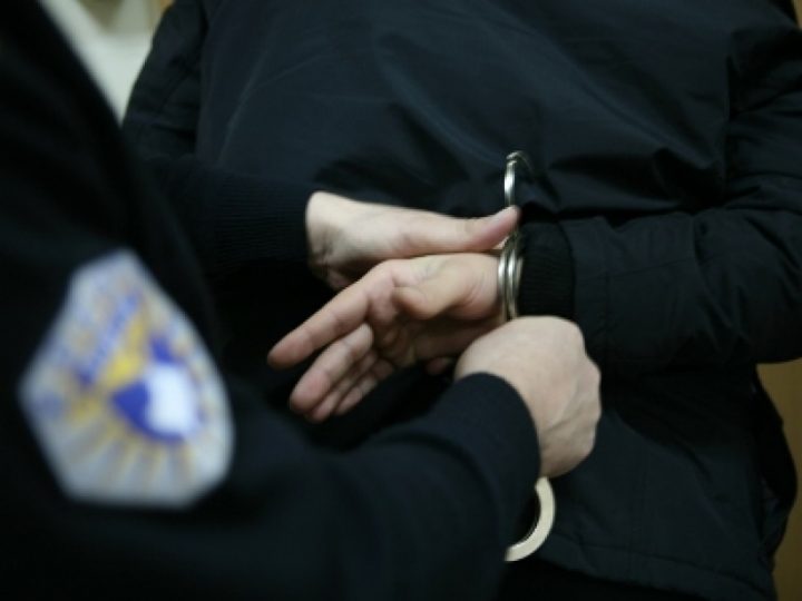 Arrestohet një person në Suharekë, postoi foto me armë