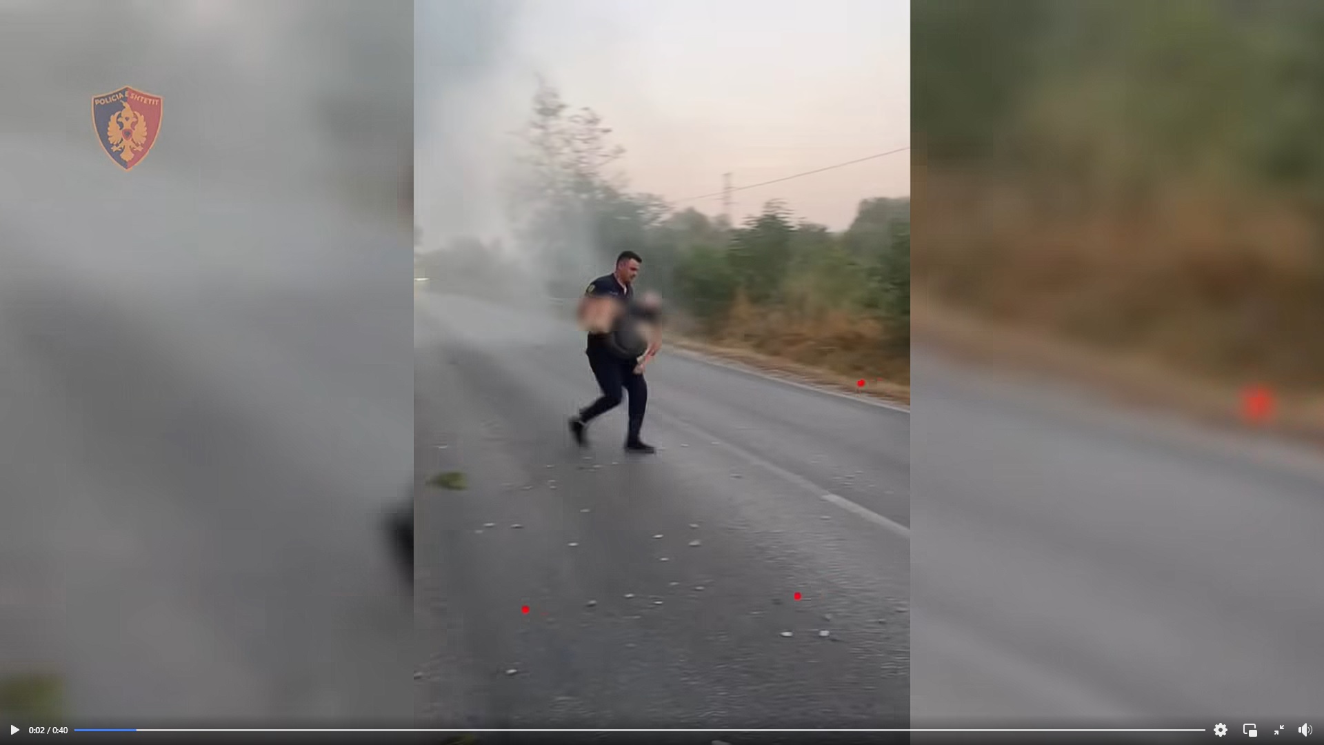Nderohet polici që ndihmoi të plagosurit në aksidentin e rëndë në rrugën Levan-Fier (VIDEO)