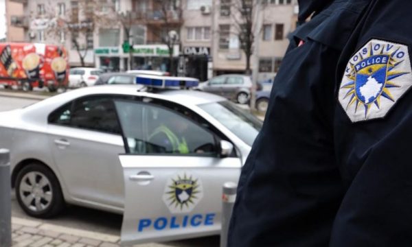 Dy të arrestuar në Skenderaj, iu gjendet AK-47 e armë të tjera pa leje  