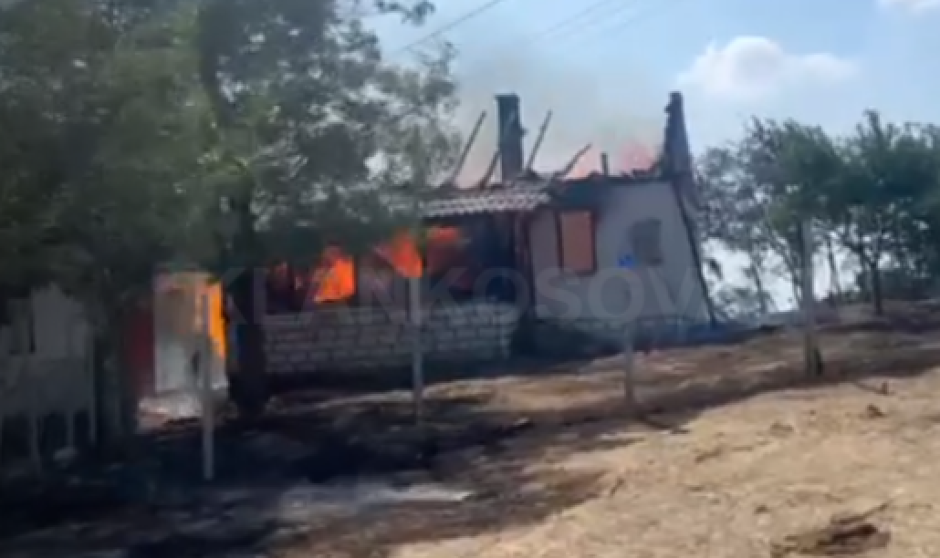Në Vllahi zjarri djeg dy shtëpi e stalla të bagëtive (PAMJE)