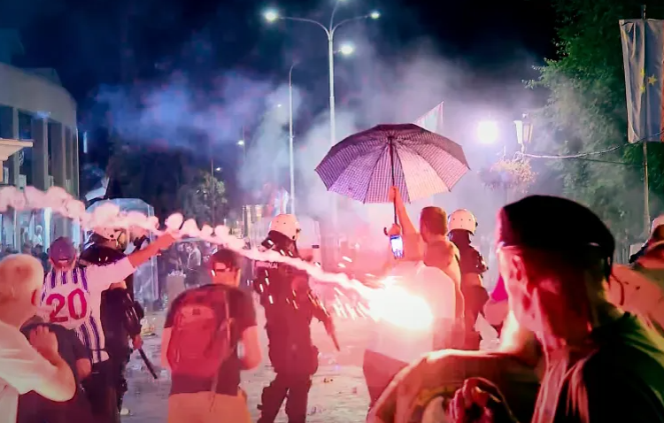 Disa të plagosur nga dhuna në Serbi, përplasen mbështetësit dhe kundërshtarët e Vuçiqit