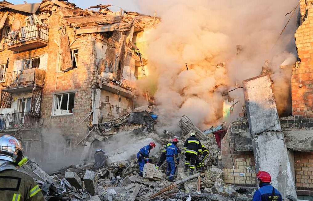 Rusia nis sulme masive ndaj Ukrainës, ndërsa Kievi ia godet rafineritë e naftës