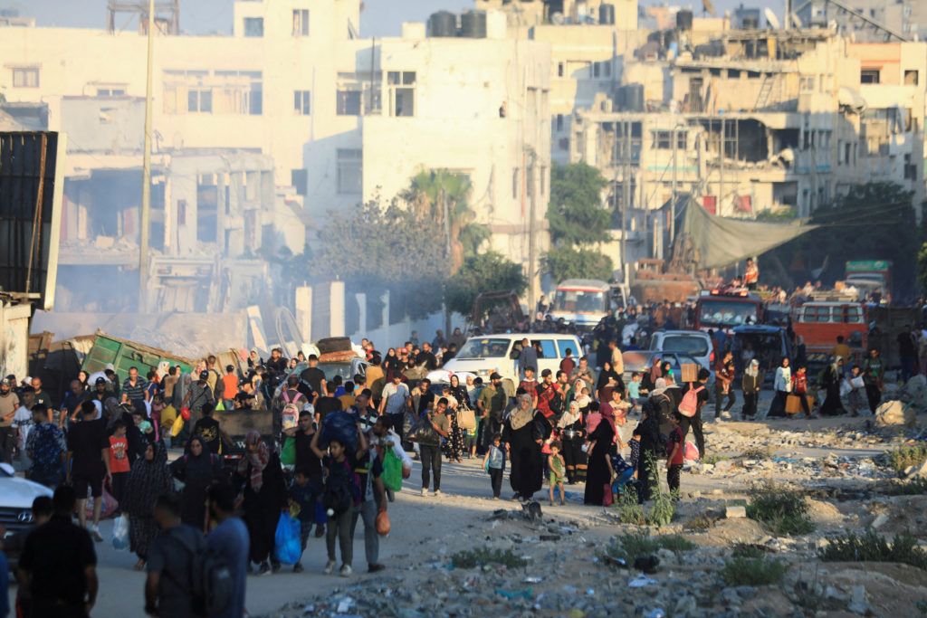 Palestinezët largohen nga qyteti i Gazës, ndërsa Izraeli thotë se ka filluar fazat e para të sulmit