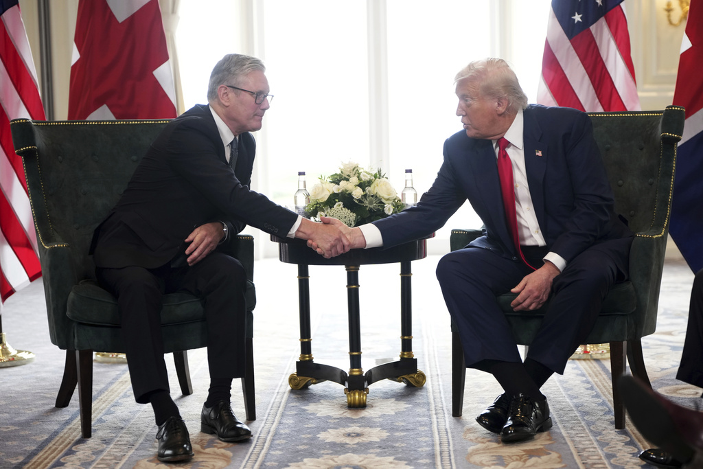 Starmer vlerëson “udhëheqjen” e Trumpit