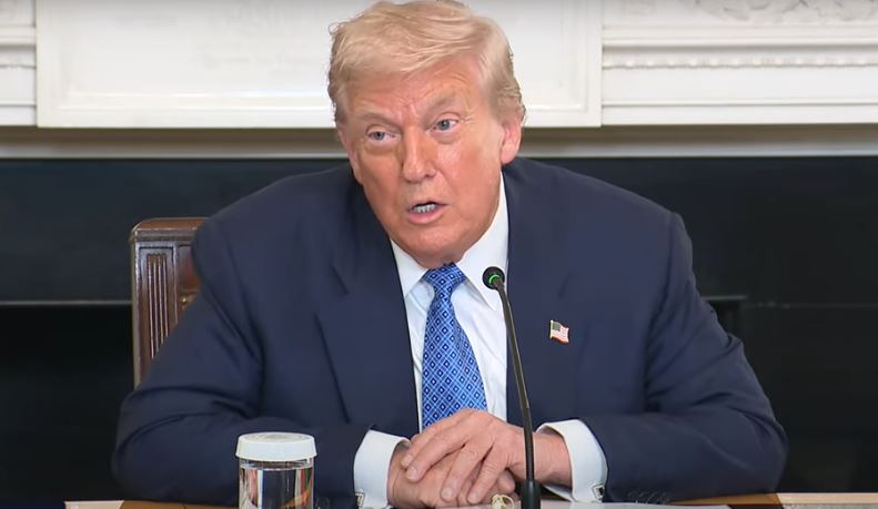 Trump i krahason Zelenskyn dhe Putinin me "vajin dhe uthullën"