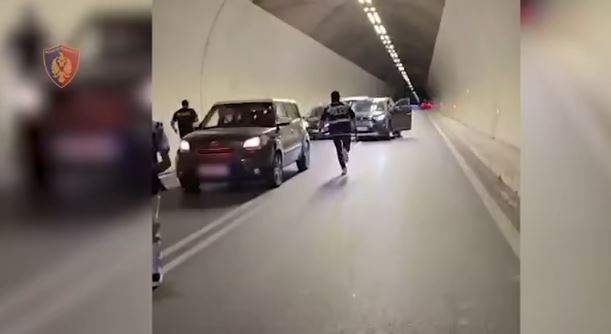 “Tuneli” prangos 22-vjeçarin, po transportonte kallashnikovë nga Burreli në Tiranë (VIDEO)
