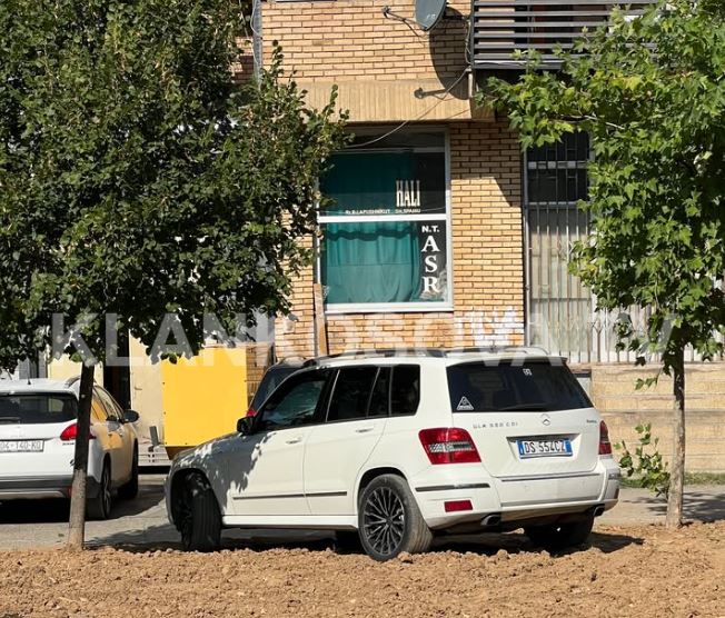 Prizren: Vetura me targa të huaja parkohet mbi barin e sapombjellë nga Komuna