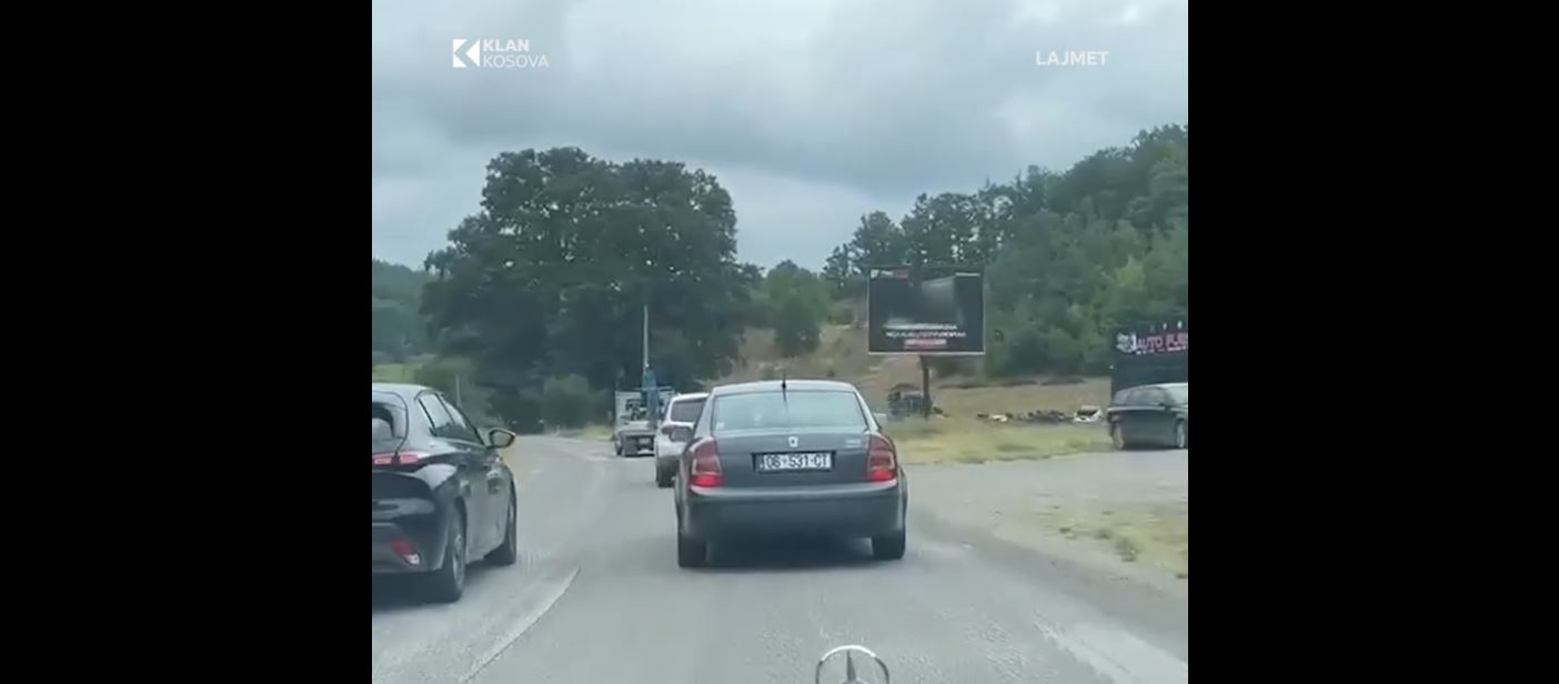 Vetura me targa zyrtare kapet duke shkelur rregullat e trafikut në Bresalc të Gjilanit (VIDEO)