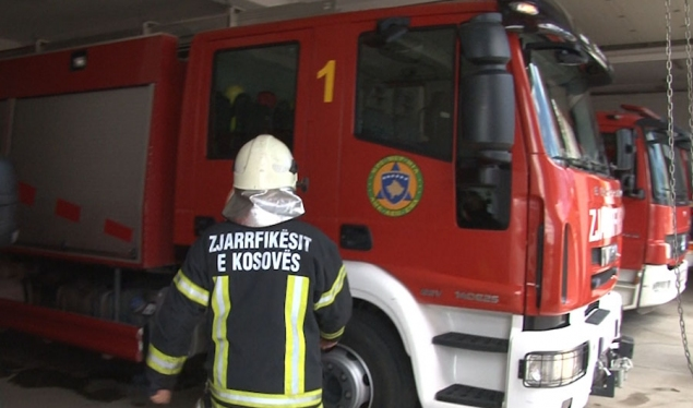 Përfshihet nga zjarri një veturë në Lipjan