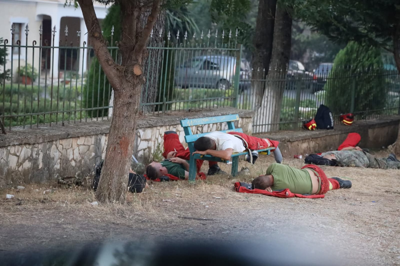 Zjarrfikësit heronj të rraskapitur, shtrihen në tokë pas natës së tmerrshme në Delvinë