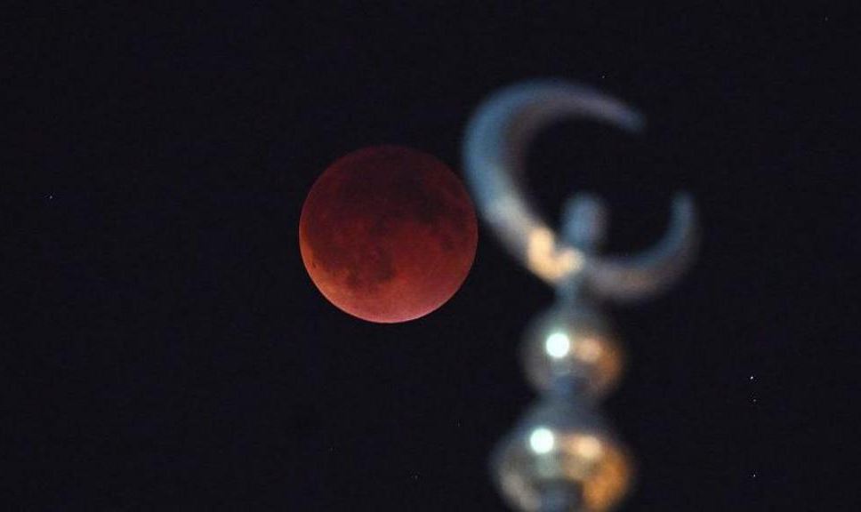 Spektakli i "Hënës së përgjakur" që magjepsi botën (FOTO)