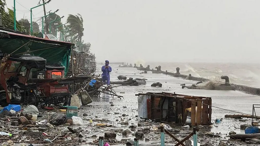 Supertajfuni i afrohet Filipineve, mijëra njerëz evakuohen