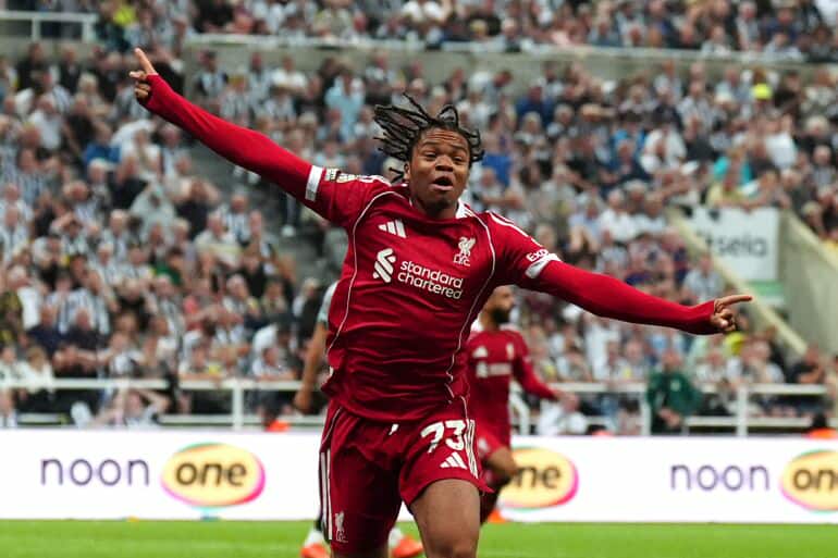 Nga transferimi kontravers te lojtari rekordmen i Liverpool-it, që zgjati kontratën deri në vitin 2028