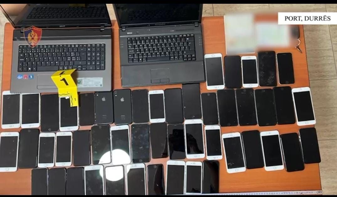 Arrestohet 53-vjeçari kosovar në Durrës, tentoi të fuste kontrabandë 49 iPhone