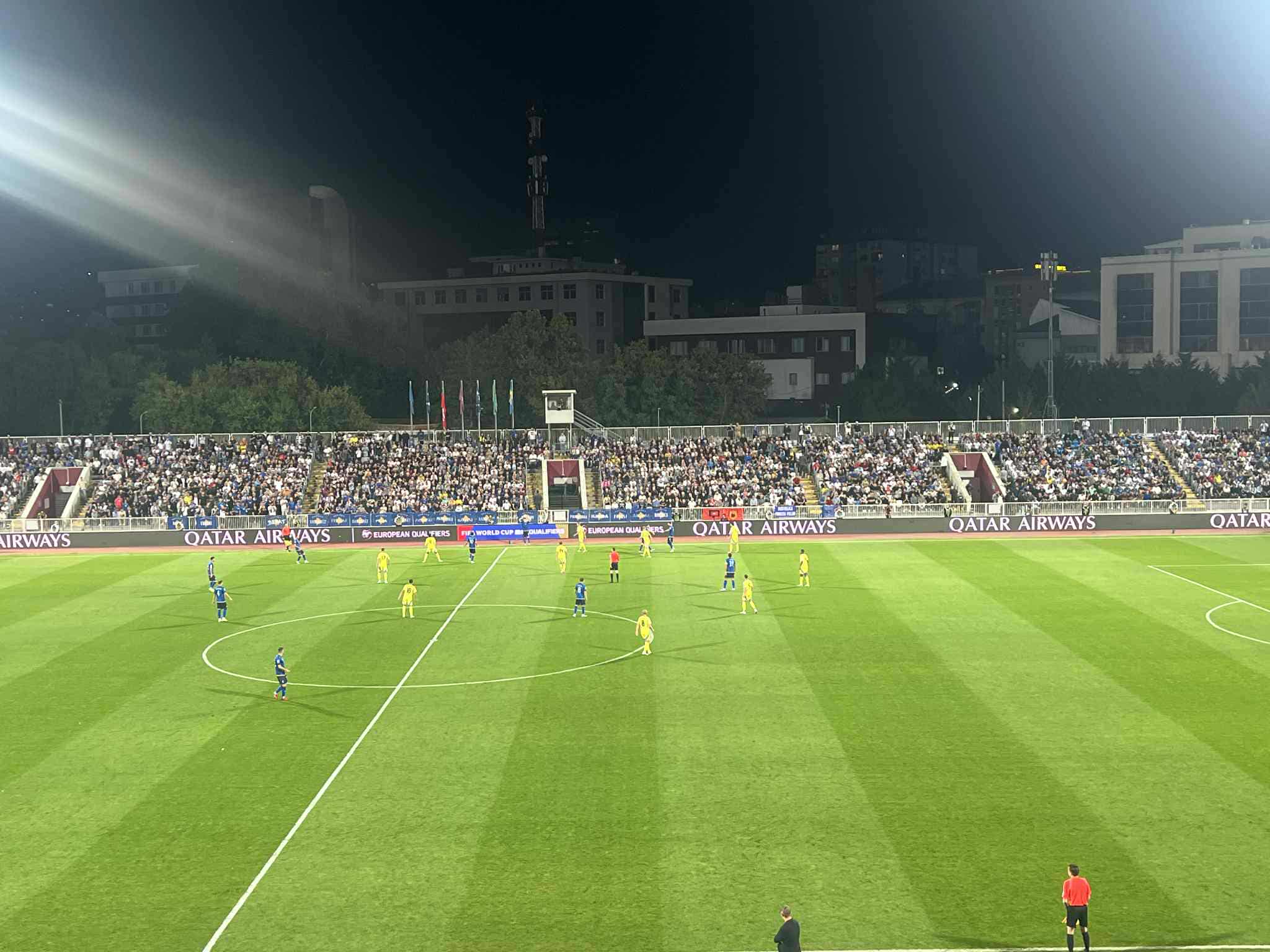 Rrahmani me rast ideal, godet jashtë portës