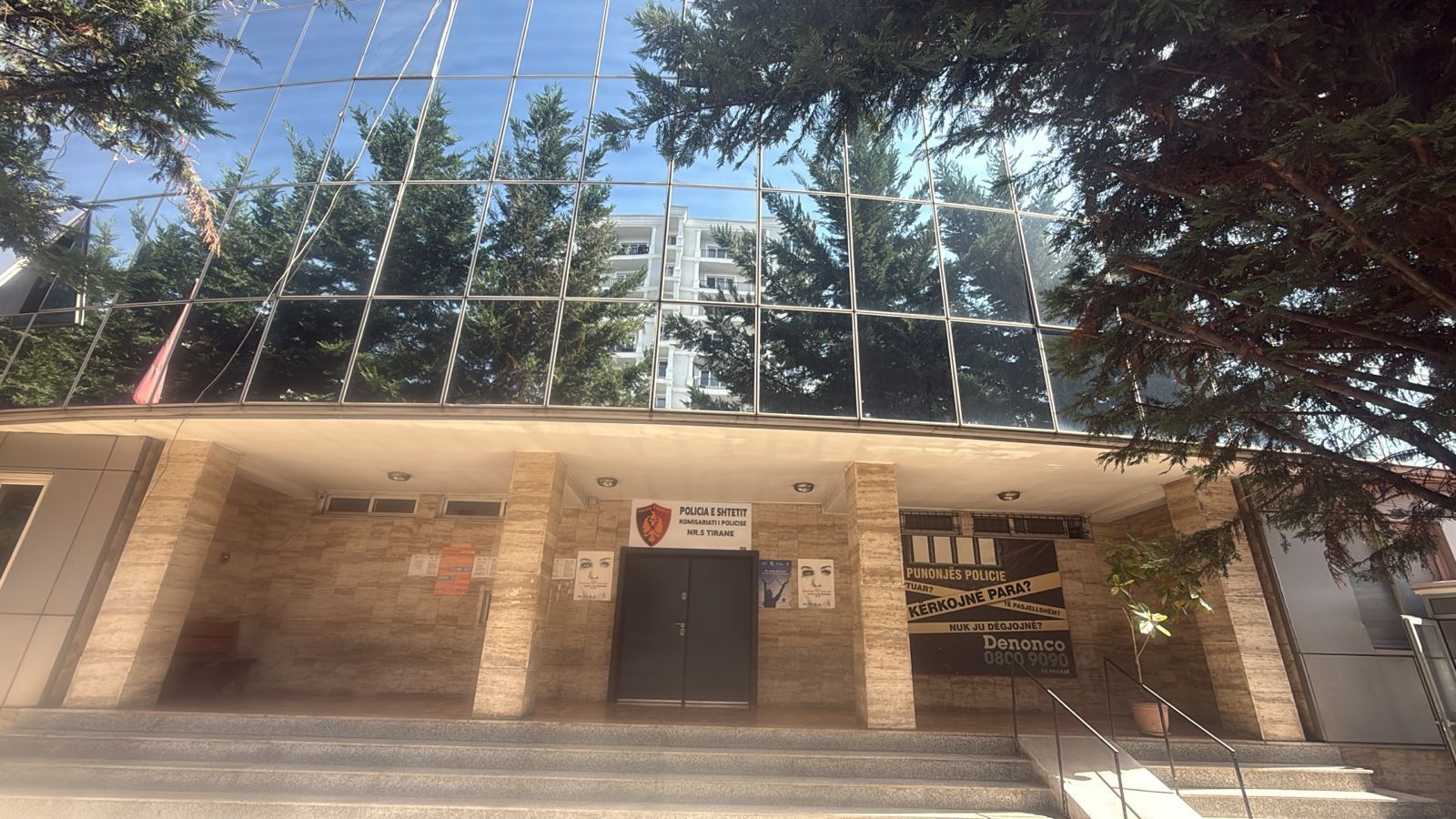 E rëndë në Tiranë, vëllai i madh qëllon me thikë dy vëllezërit e tij