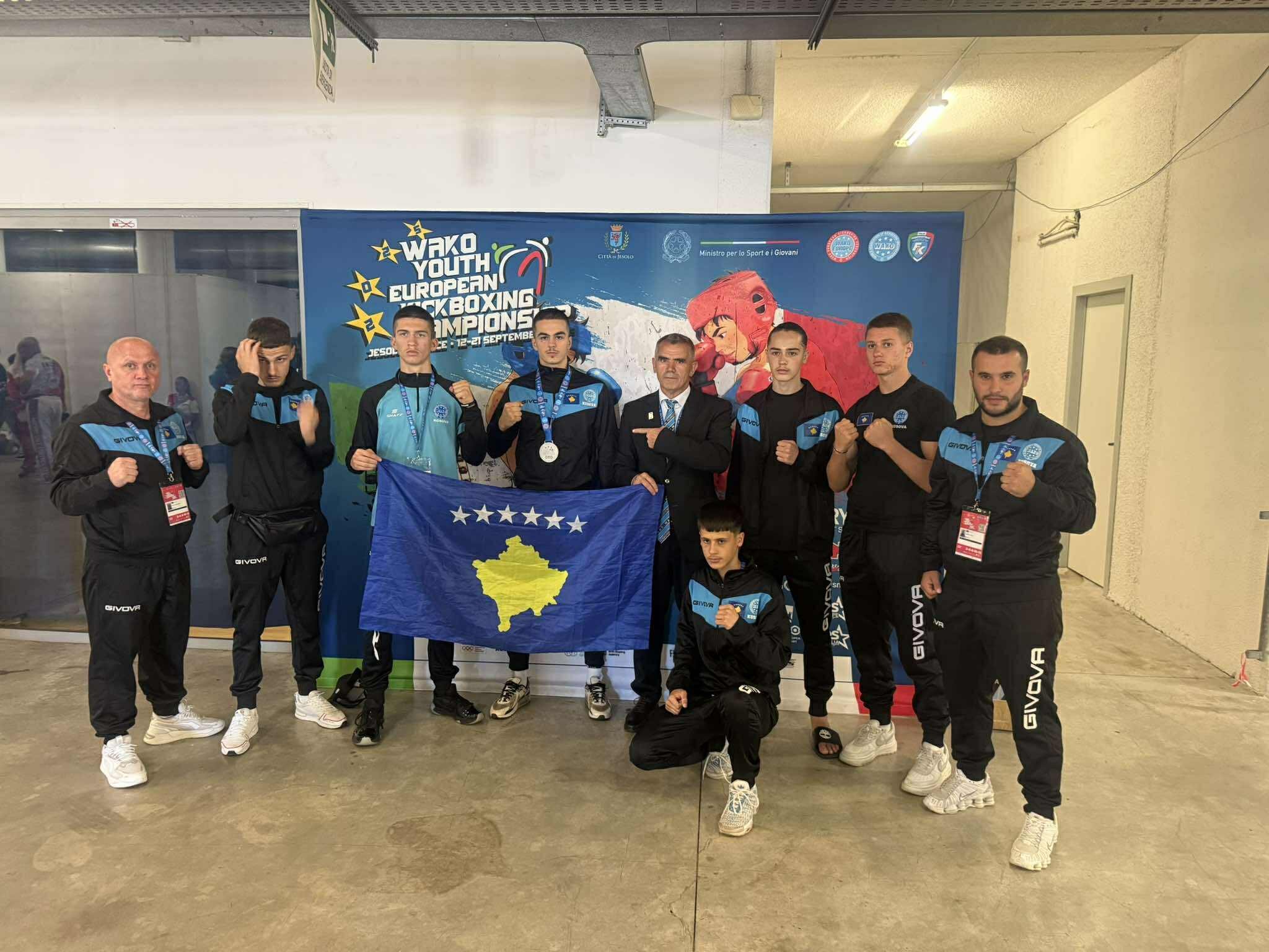 Gent Hyseni e merr medaljen e argjendtë në Kampionatin Evropian të kickboxit për juniorë