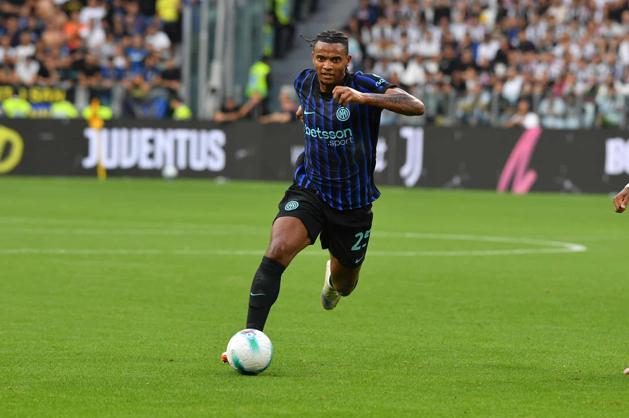 Inter afër marrëveshjes së përhershme Man City për Akanji