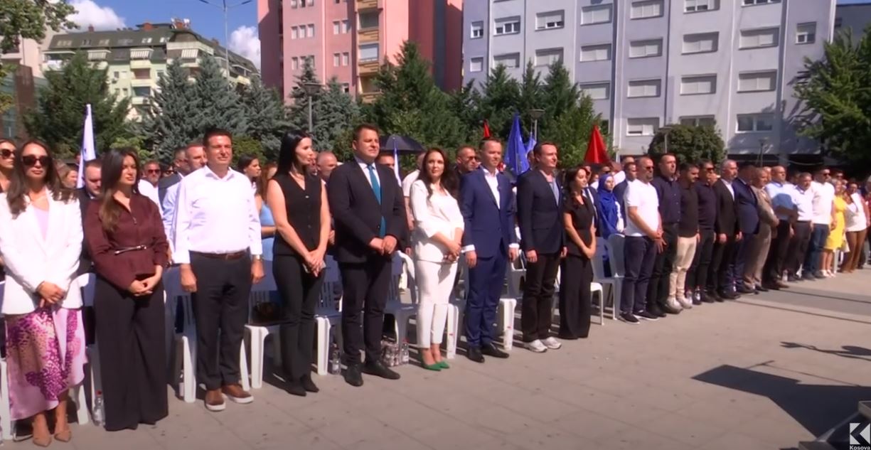 VV-ja “guxon” në Mitrovicë: Kurti lëvdon Pecin, mburret me urat (VIDEO)