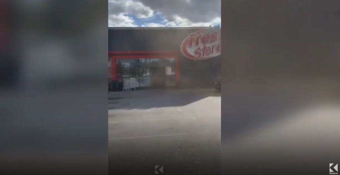 Përfshihet nga flakët një pjesë e një marketi në Obiliq (VIDEO)