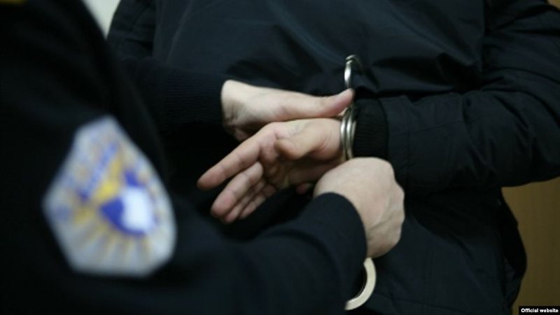 Arrestohet 32-vjeçari në Fushë Kosovë, strehoi të dyshuarin që tentoi ta vras djalin e tij