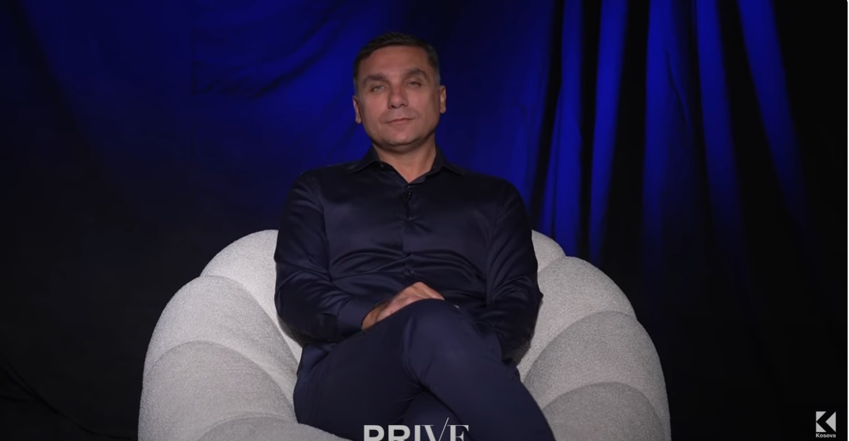 Adriatik Kelmendi përgjigjet në pyetjet pikante të Prive Klan Kosova, kë do e linte të fundoset mes Pacollit, Ramës e Kurtit?