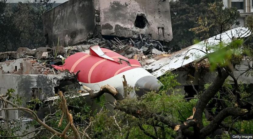 Familjet e viktimave të rrëzimit të avionit të "Air India" padisin dy kompani ajrore