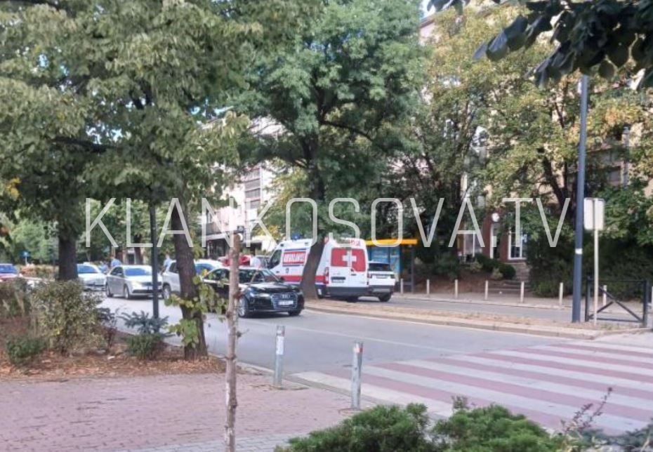 Aksident mes tri veturave në Prishtinë, një i lënduar