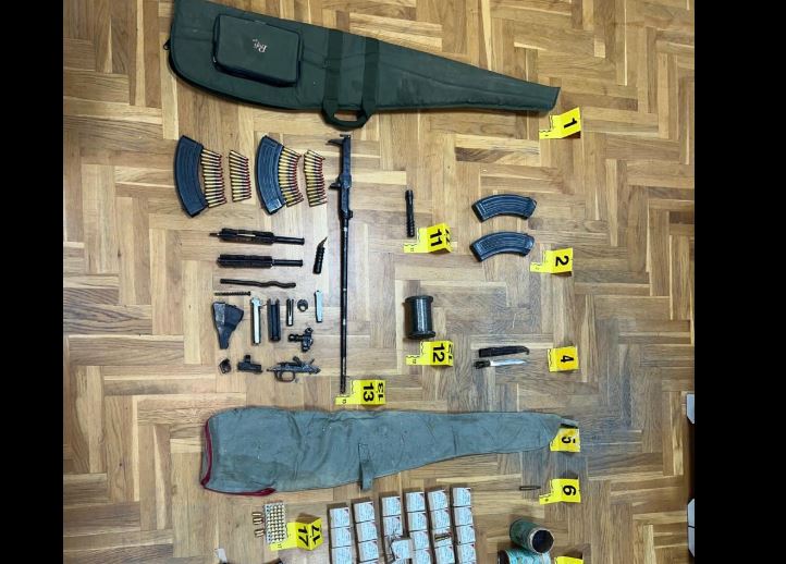 Shtëpitë e braktisura në veri të Mitrovicës kthehen në depo armësh