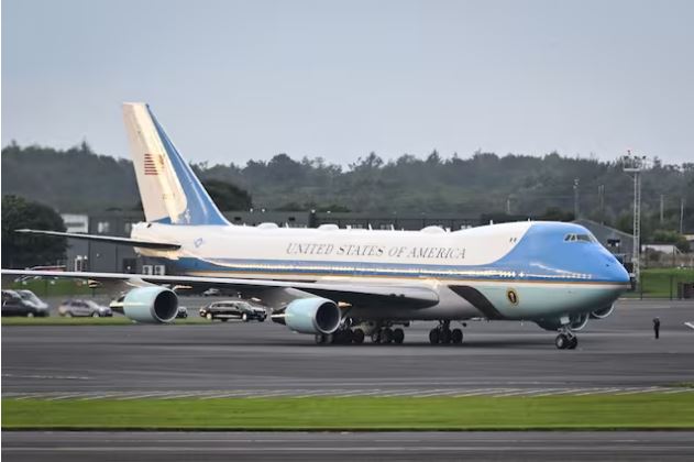 "Ju lutem bëjeni - menjëherë", një aeroplan pasagjerësh i afrohet rrezikshëm Air Force One