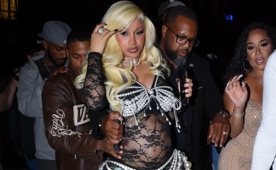 Me kostum prej dantelleje me perla, Cardi B shfaq barkun e rrumbullakosur