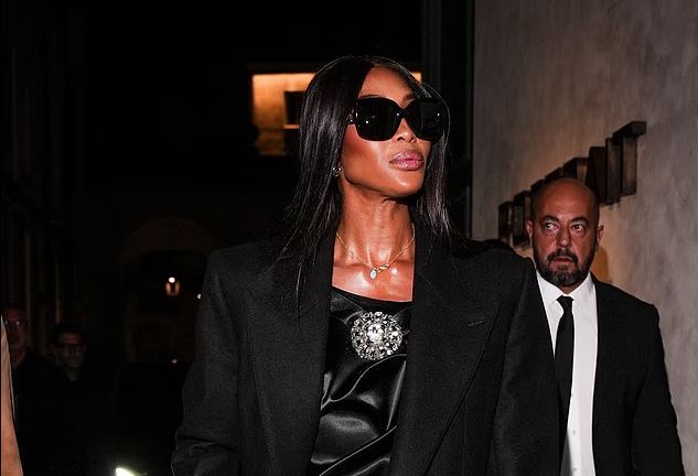 Naomi Campbell fotografohet me kostum të zi dhe syze dielli gjatë Javës së Modës në Milano