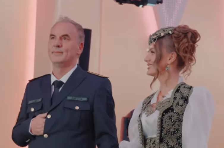 Uniforma që rikthen kujtimet - Limaj përcjell vajzën në kanagjegj