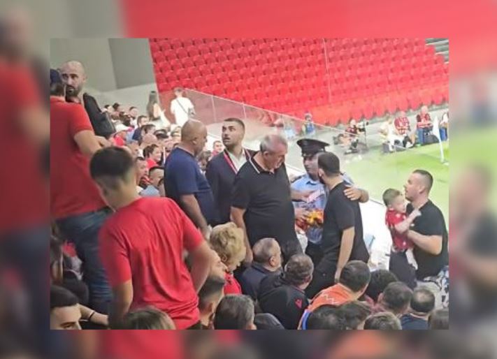 Tifozit i largohet flamuri i UÇK-së në Air Albania, vazhdon respektimi i “rregullit”