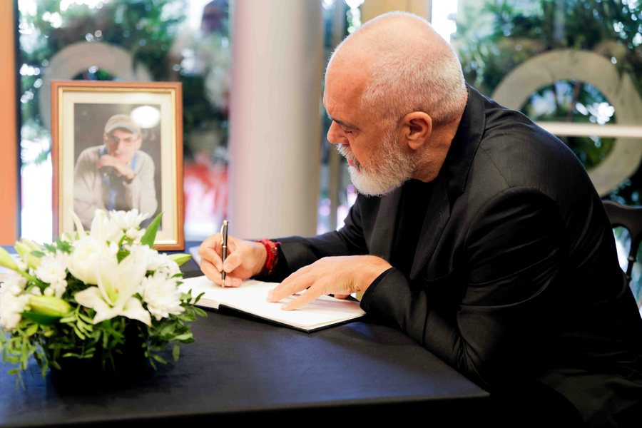 Edi Rama homazhe në nder të regjisorit të shquar Dhimitër Anagnosti