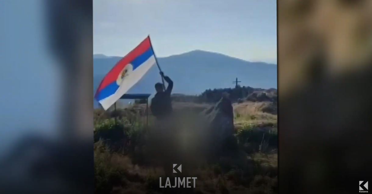 Akuza e kryetarit të Zveçanit: “Qeveria po e duron flamurin serb mbi kala” (VIDEO)