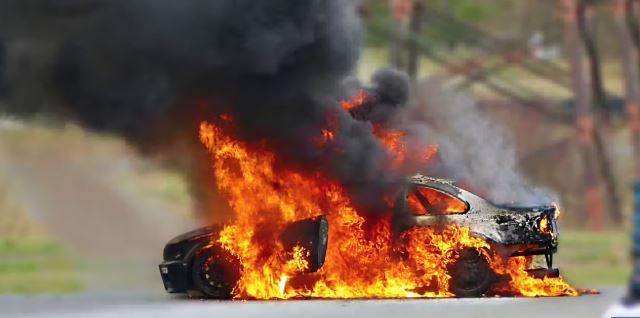 Përfshihet nga flakët një automjet në Prishtinë, s’ka të lënduar