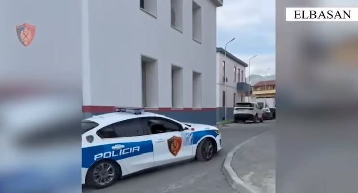 Theret me thikë një 67-vjeçar në Elbasan
