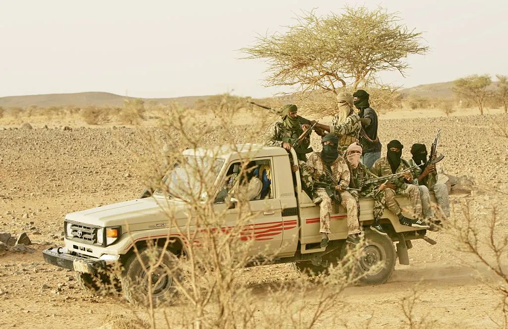 Cisterna karburanti u vunë në flakë ndërsa militantët zbatojnë bllokadën e rrugës kryesore tregtare Senegal-Mali