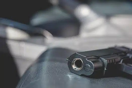 Kanos zyrtarët policorë, i gjejnë revolen pranë veturës