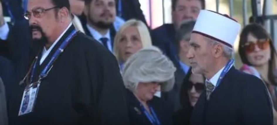 Pjesëmarrja në paradë: Hoxhë Saqipi te Vuçiq, tradhtar a atdhetar? (VIDEO)