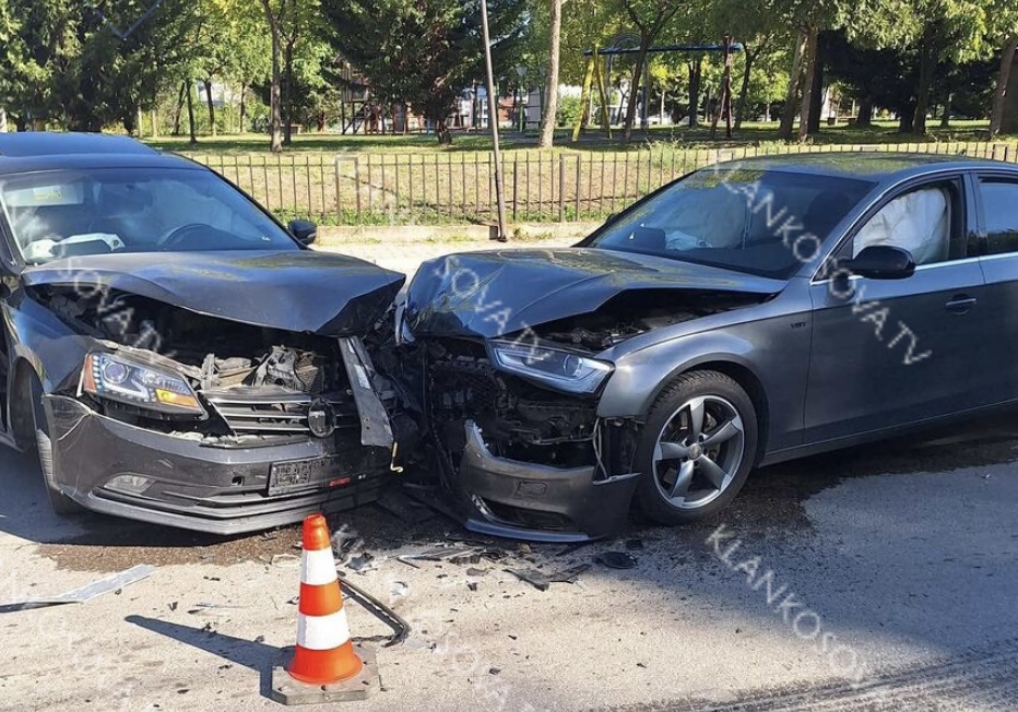 Aksident mes dy veturave në Mitrovicë, ka të lënduar