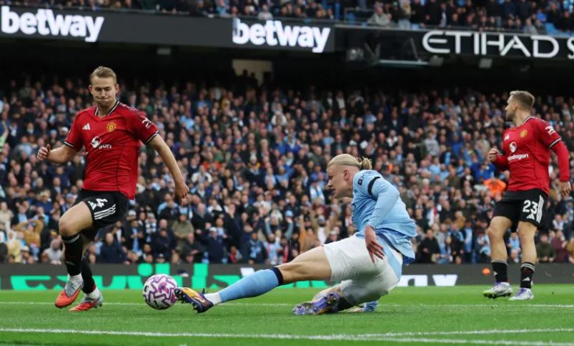 Manchesteri ngjyroset me të kaltër, City mposht bindshëm Unitedin