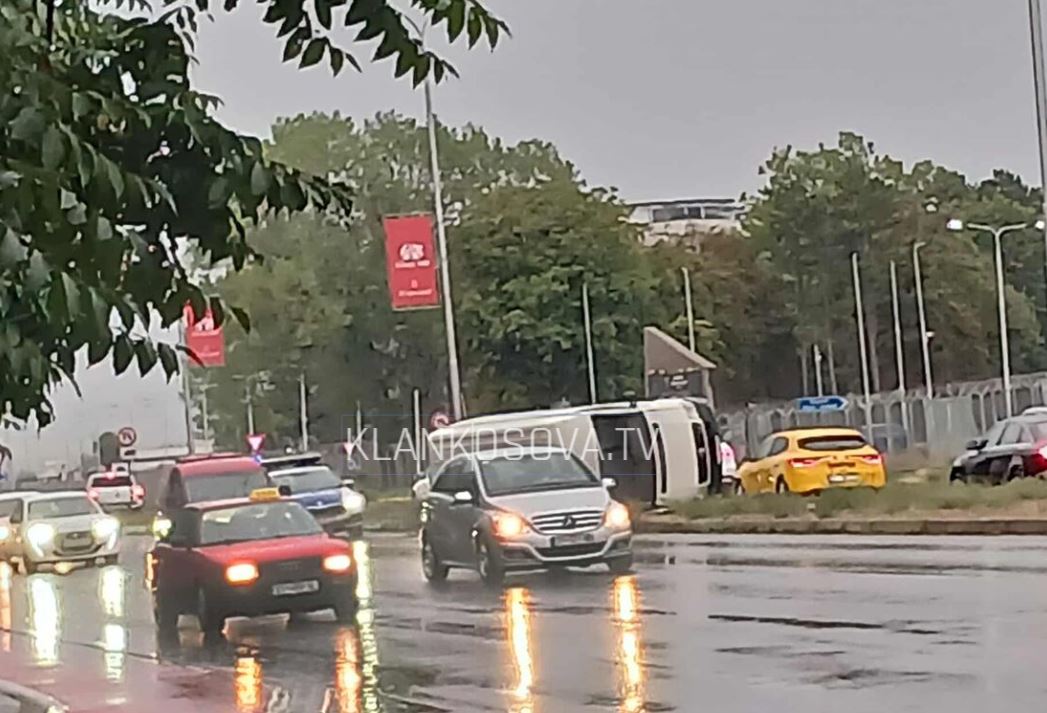 Aksident afër Zonës Industriale, rrokulliset një kombi