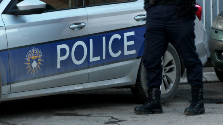 Policia sulmohet me gurë në Hanin e Elezit