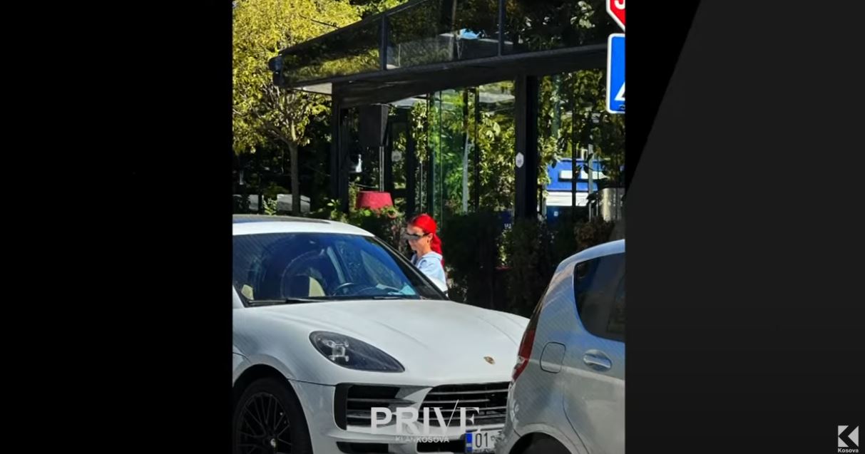 "Prive": Aksidentohet këngëtari / "paparazzi" kap Rinën (VIDEO)