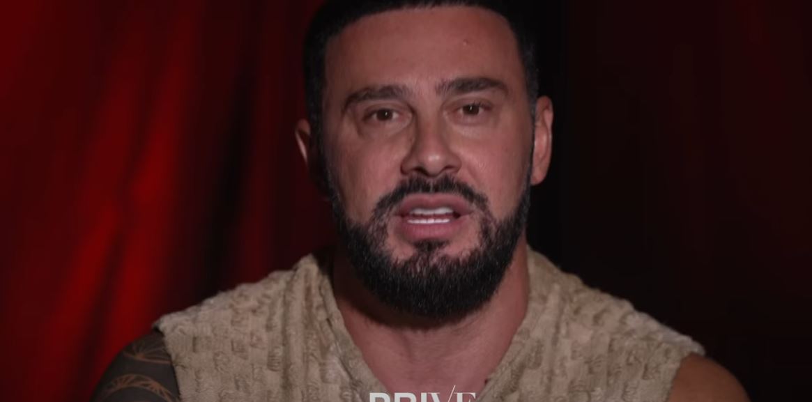 Robert Berisha refuzon këngëtaren shkaku i këmbëve (VIDEO)