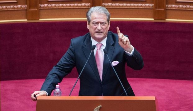 Tensione në Kuvendin e Shqipërisë - Berisha bllokon foltoren, mbyllet seanca