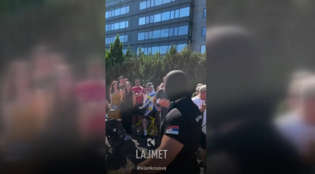 Parada në Serbi, i shtypi protestuesit, u lëvdua me ushtri (VIDEO)