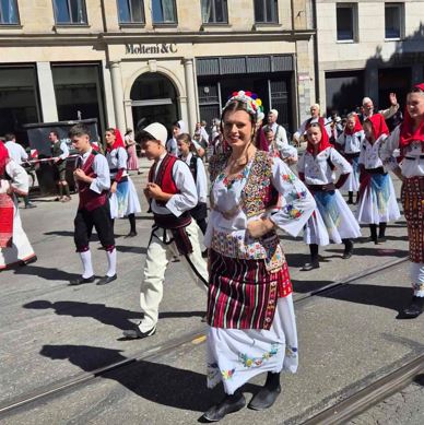 Tradita shqiptare 'pushton' Oktoberfestin gjerman